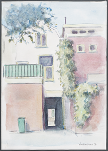 879299 Gezicht op de achtergevels van enkele panden aan de Bergstraat in Wijk C te Utrecht, vanaf het terrein van de ...